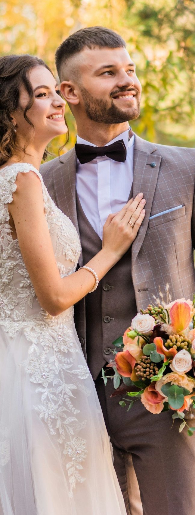 Portraitshooting Hochzeit Brautpaar lächelt glücklich