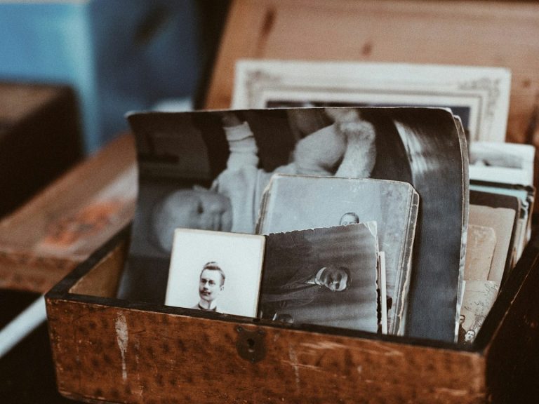 Eine Holzkiste mit alten Schwarzweißfotos und nostalgischen Erinnerungen.