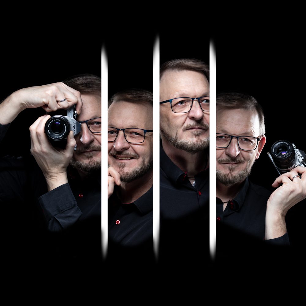 Mann mit Brille hält Kameras, vor schwarzem Hintergrund in vier Abschnitten.
