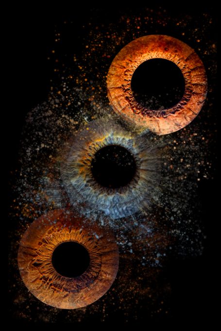 Drei konzentrische, leuchtende Ringe auf schwarzem Hintergrund mit Farbverlauf.