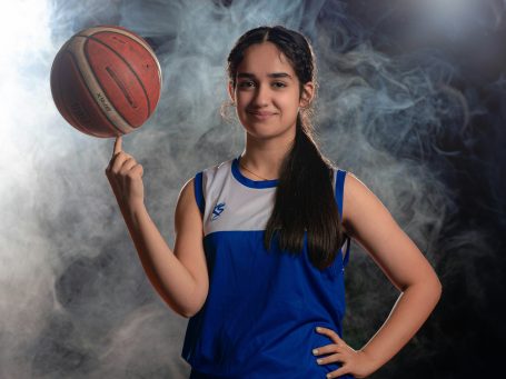 Mannschaftsfotos Mädchen mit Pferdeschwanz jongliert Ball auf dem Finger