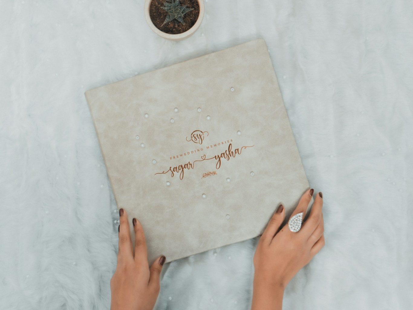 Hochzeitsalbum Frau hält mit Händen ein Fotobuch