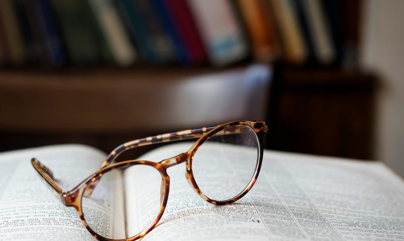 Glossar Tim Theissen Fotografie Brille liegt auf Buch