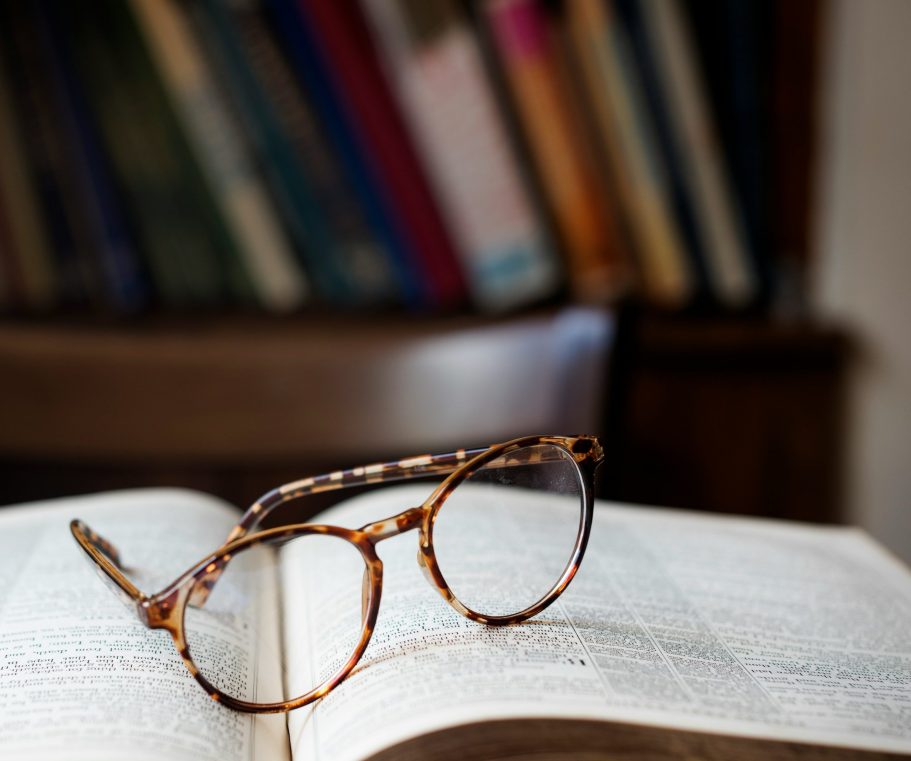 Glossar Glossar mit Fachbegriffen, umgeben von verschwommenen Gläsern im Hintergrund.