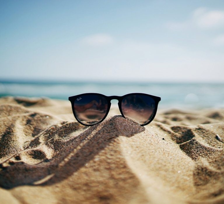 Urlaub Sonnenbrille am Strand bei Sonnenschein.