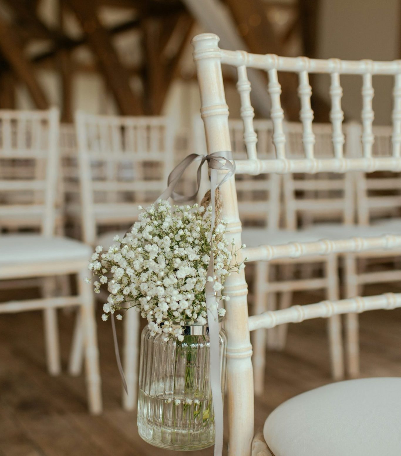 Partnerschaft Ein mit Blumen geschmückter Stuhl auf einer Hochzeit