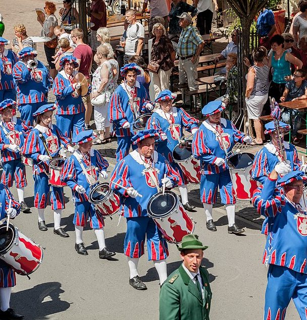 Schützenzug Schützenfestumzug mit Trommlern in blauen Uniformen