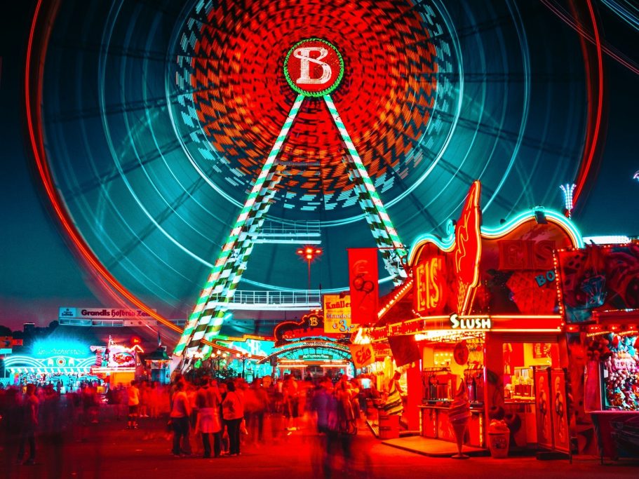 Kirmesfest Riesenrad auf einer Kirmes mit bunten Lichtern