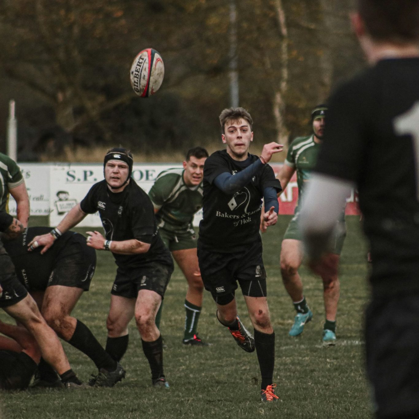 Vereinsfotografie Rugby Mannschaft auf dem Spielfeld jagen dem Ball hinterher