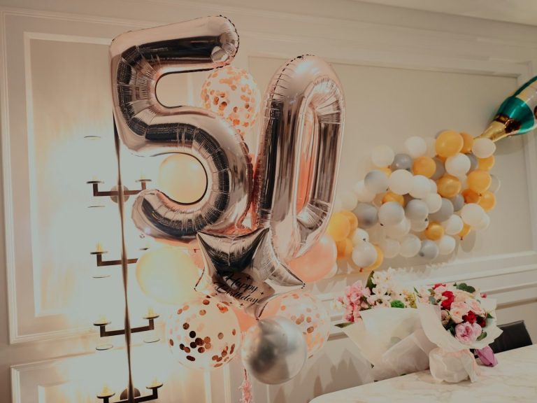 Silberne Luftballons mit der Zahl 50, umgeben von bunten Dekorationen.