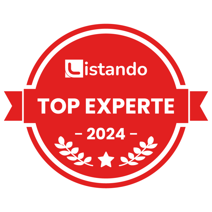 Auszeichnungssiegel „Top Experte 2024“ von Listando mit Lorbeerkranz.