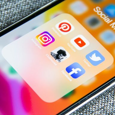 Smartphone-Bildschirm mit Apps für soziale Medien in einem Ordner.