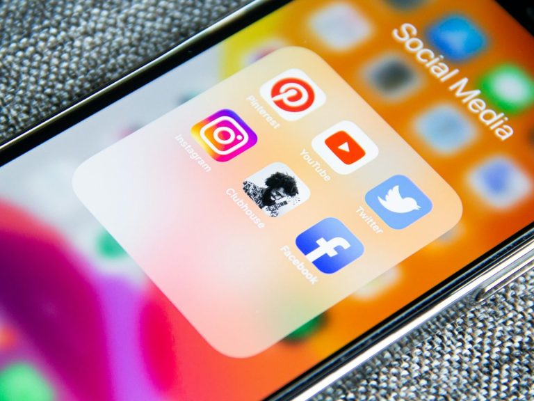 Smartphone-Display mit Ordner für soziale Medien und App-Icons.