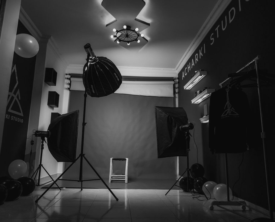 Ablauf deines Fotoshootings Fotostudio mit Stative, Kamera-Equipment und Schreibtisch in einem hellen Raum.