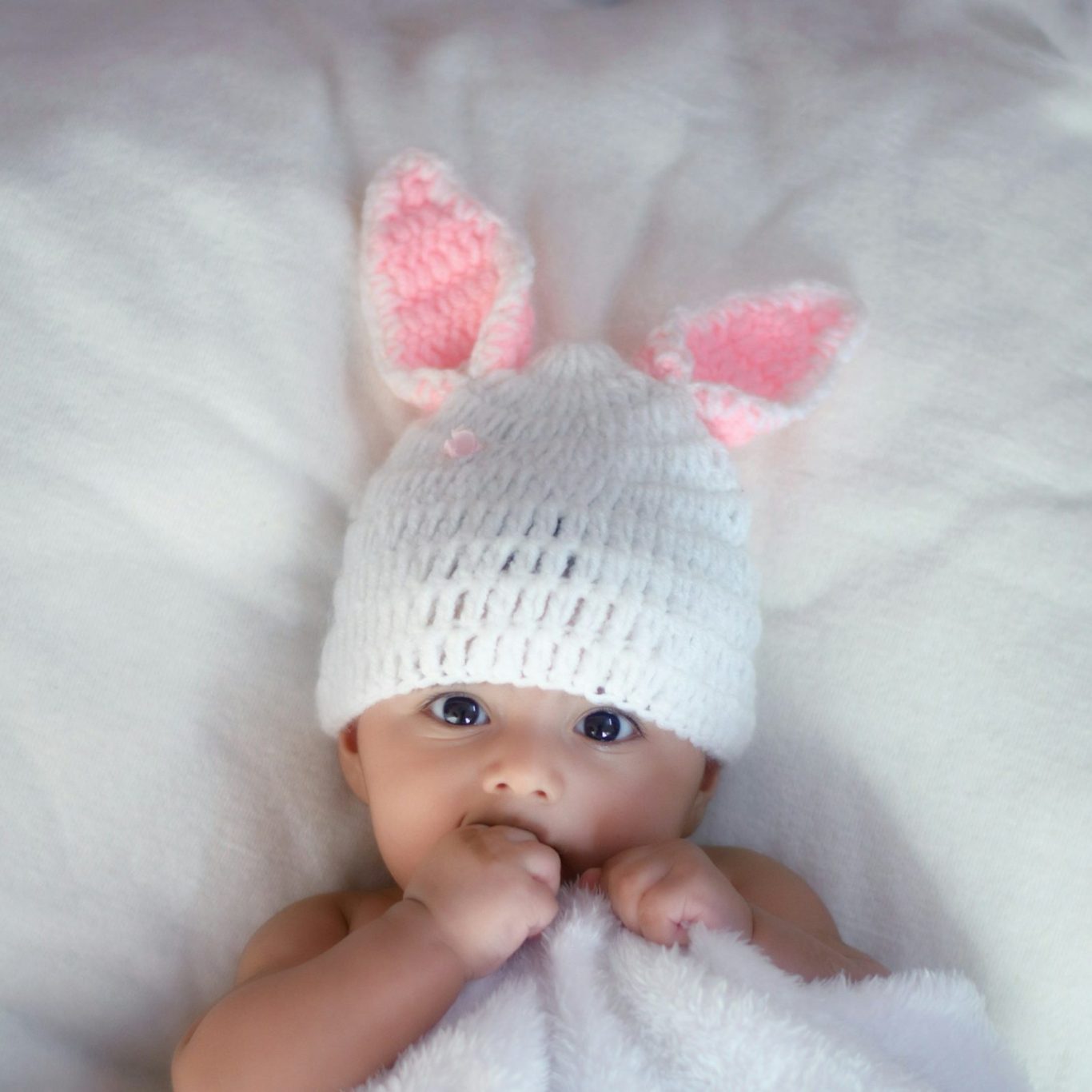 Babyshooting Kleines Baby mit Hasenohrenmütze