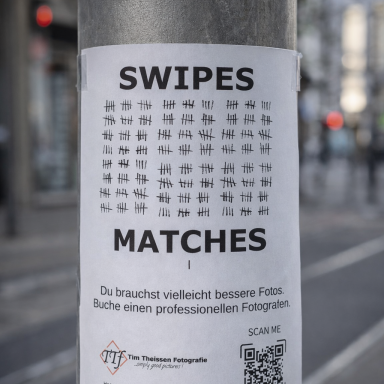 Plakat an Laterne mit den Worten „SWIPES“, „MATCHES“ und Informationen zu Fotoservices.