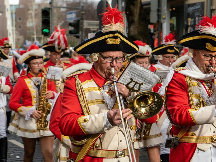 Karnevalszug Musikkapelle auf Karnevalsumzug in klassischer Uniform