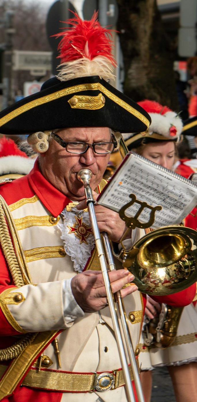 Musikgruppen Mann mit Trompete im klassischen Karnevalskostüm