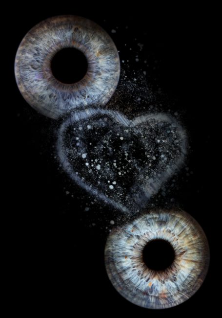 Zwei Augen mit Herz aus Funken in der Mitte auf schwarzem Hintergrund.