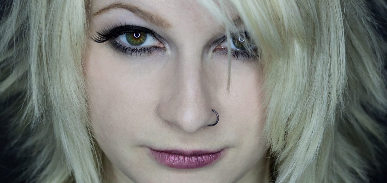 Look at me Blonde Frau schaut in die Kamera als Ringlichtaufnahme