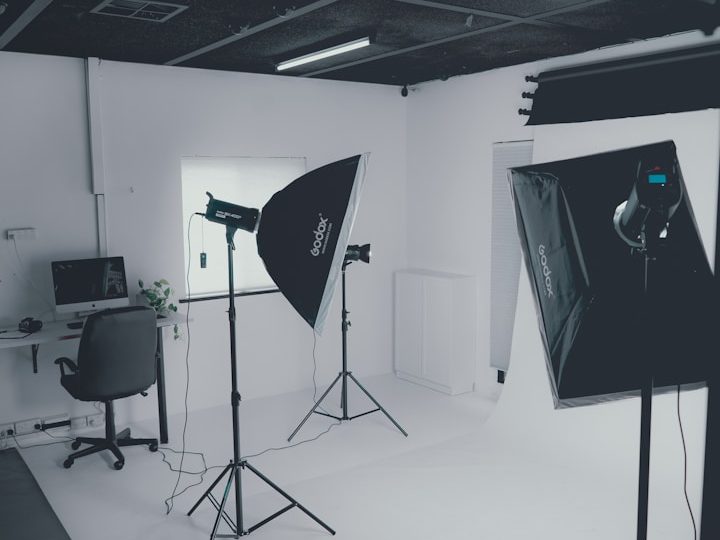 Ein lichtdurchflutetes Fotostudio mit schwarz-weißen Hintergründen und Ausstattungen.