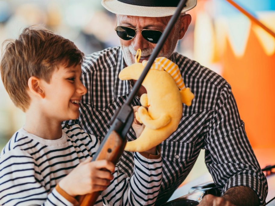 Besondere Momente Ein Vater mit einem Sohn an einer Schießbude