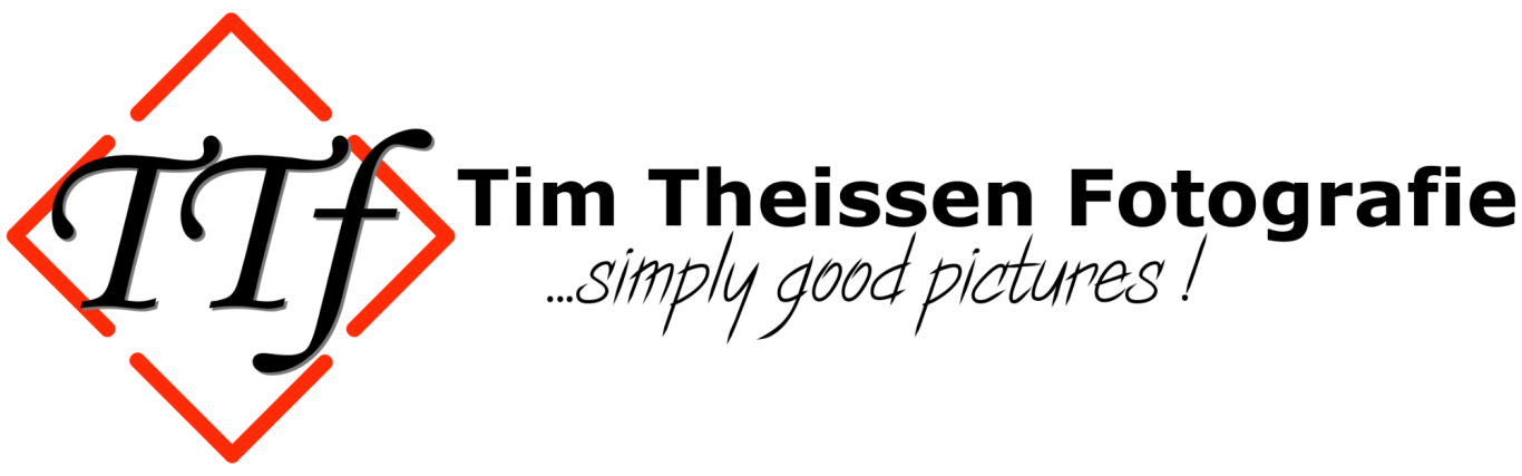 Tim Theissen Fotografie Logo Rotes gedrehtes Viereck mit den Buchtaben "TTF". Daneben der Schriftzug"Tim Theissen Fotografie" und darunter "...simply good pictures"