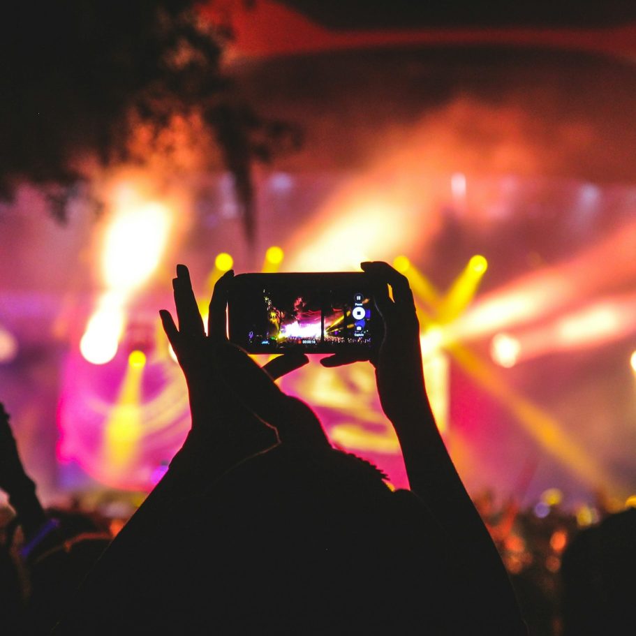 Eventfotografie Person fotografier Konzert mit dem Handy