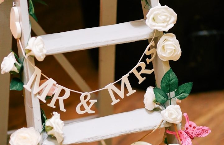 Eine Leiter mit dem Schriftzug "MR & MRS"