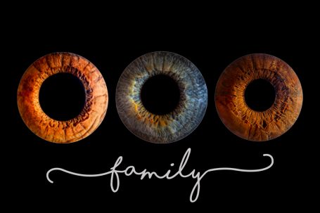 Drei Augenringe in verschiedenen Farben mit dem Wort "family" darunter.