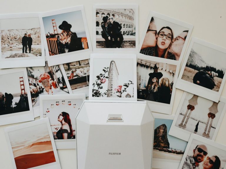 Eine Sammlung von Fotos um einen weißen Fotodrucker arrangiert.