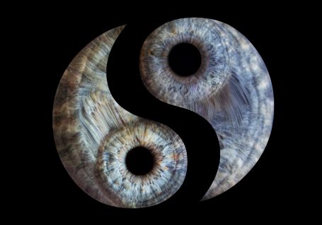 Ein Ying-Yang-Symbol mit spiralförmigen Muster in Blau- und Grautönen.